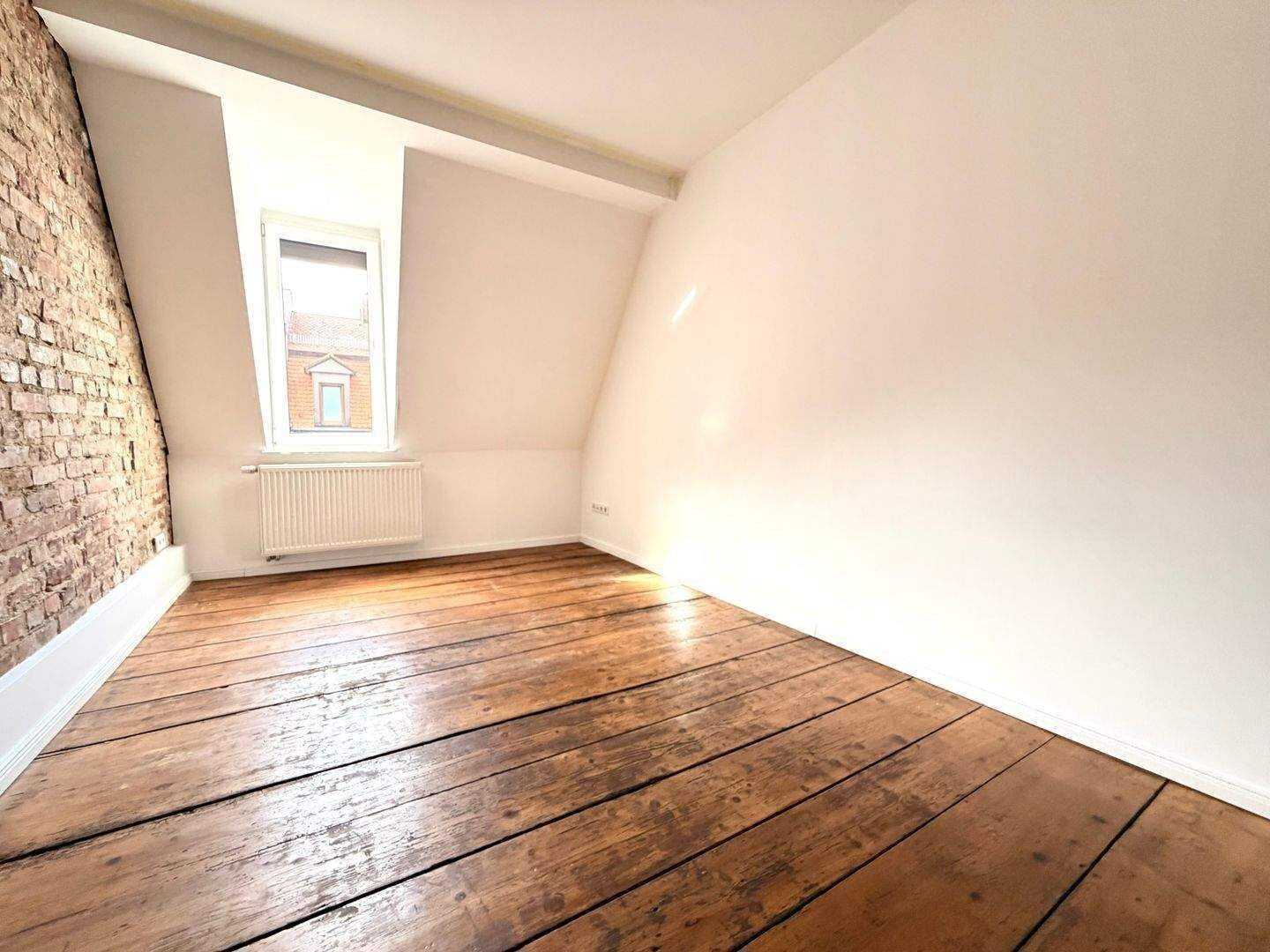 Altbauwohnung im Herzen GoHos +++ leerstehend & provisionsfrei, kernsaniert in 2020, Backsteinwände & Dielenböden +++ – Nürnberg – Vorschaubild 4
