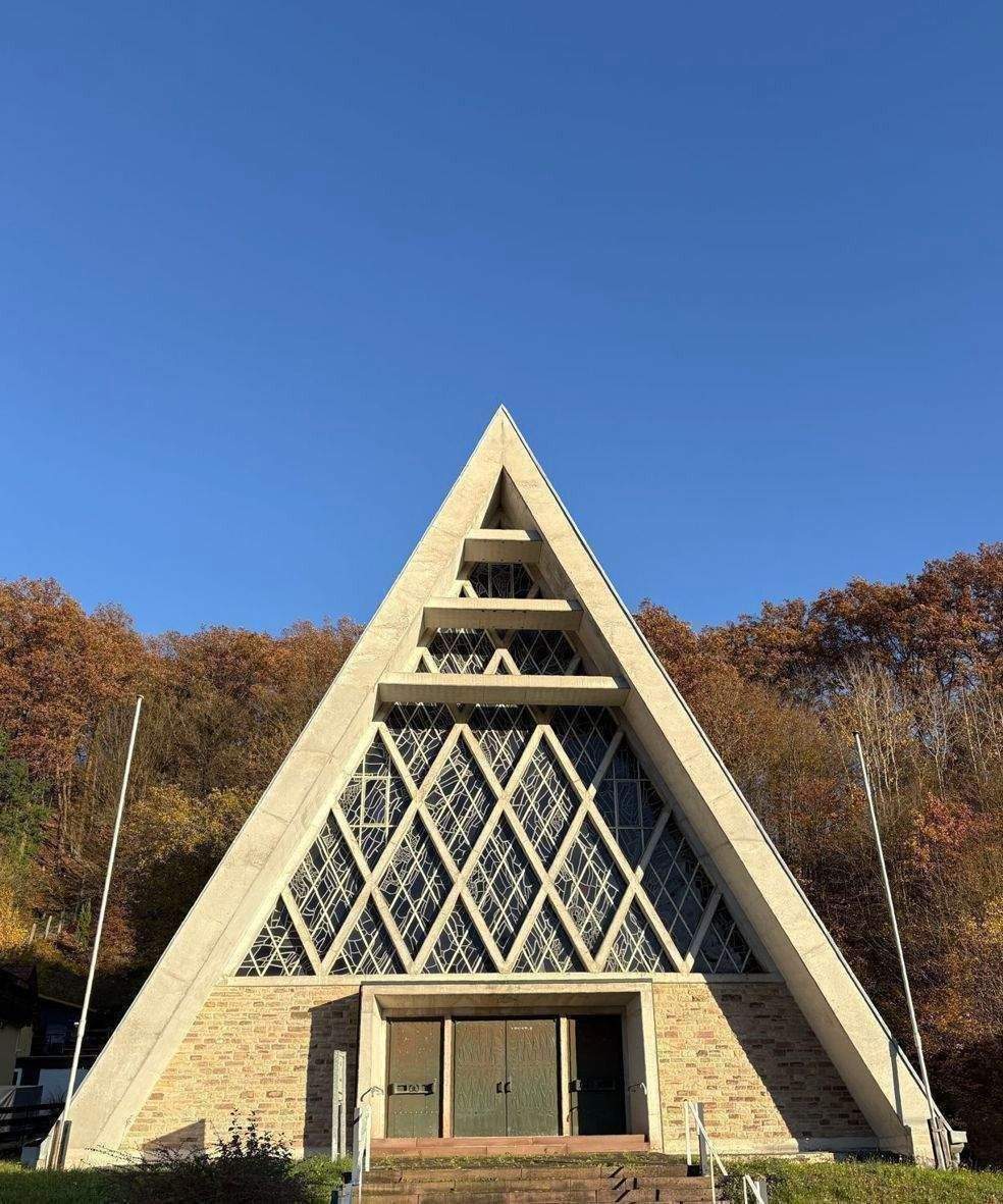 DER BESONDERE ORT ZUM WOHNEN, göttliches Kirchengebäude mit Gemeinderäumen, Stellplätze, zur gewerblichen oder privaten Nutzung, Meinhard-Grebendorf – Meinhard – Bild 1 von 9