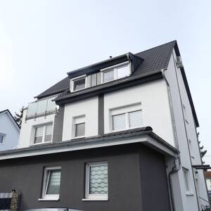 Mehrgenerationenhaus - frei werdend - Top-Zustand - 4 Einheiten - 2 große Garagen - schöner Garten