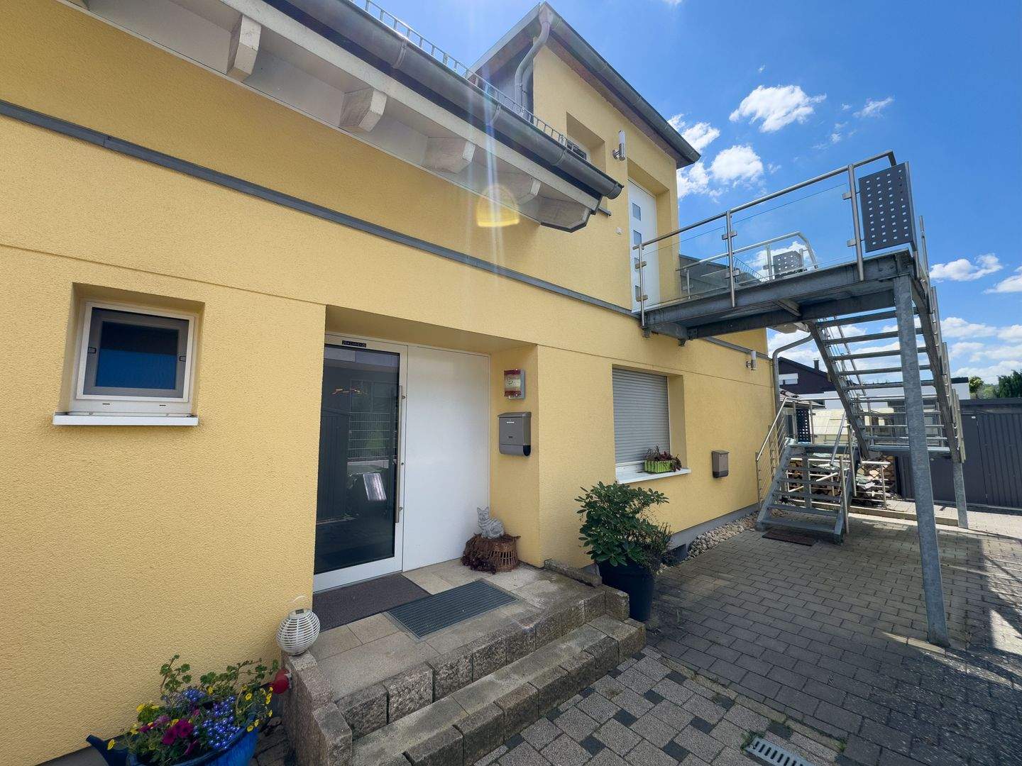 Modernisiertes Mehrfamilienhaus mit PV-Anlage & Garten in Aidlingen – Aidlingen – Vorschaubild 3