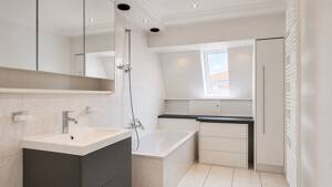 Großzügige Dachgeschosswohnung mit Loggia und Aufzug – 60435 Frankfurt am Main – Vorschaubild 8