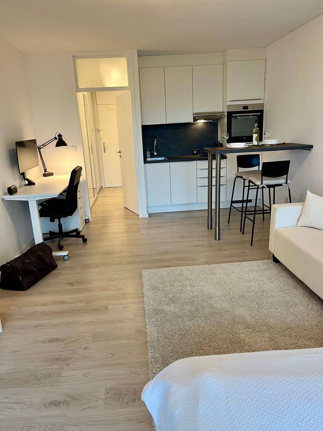 1-Zi.-Wohnung mit Balkon, Pool, möbliert, direkt an U-Bahn – München – Vorschaubild 8