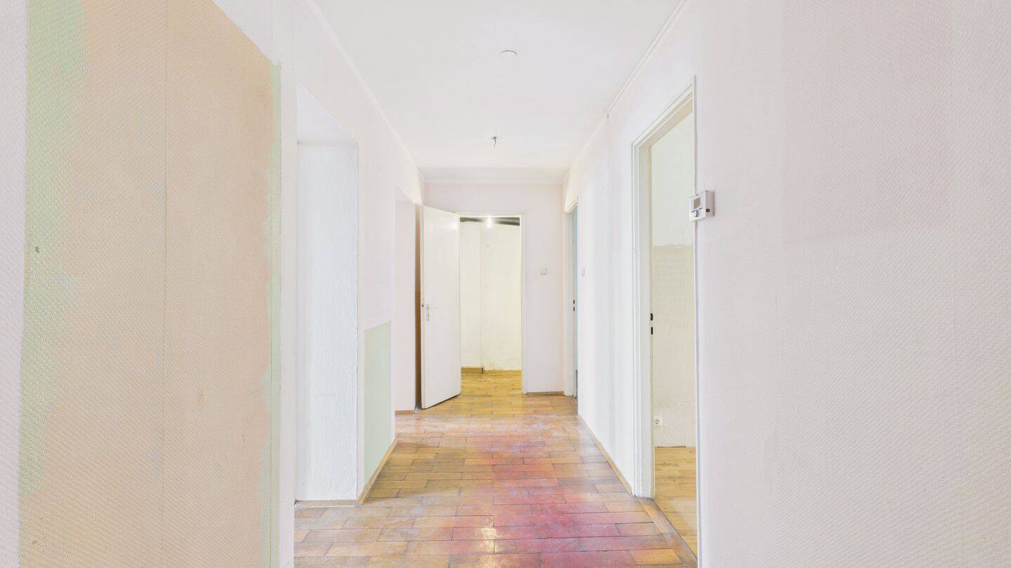 HEGERICH: Altbauwohnung mit Potenzial - 3 Zimmer im Erdgeschoss zur individuellen Gestaltung – München – Vorschaubild 3