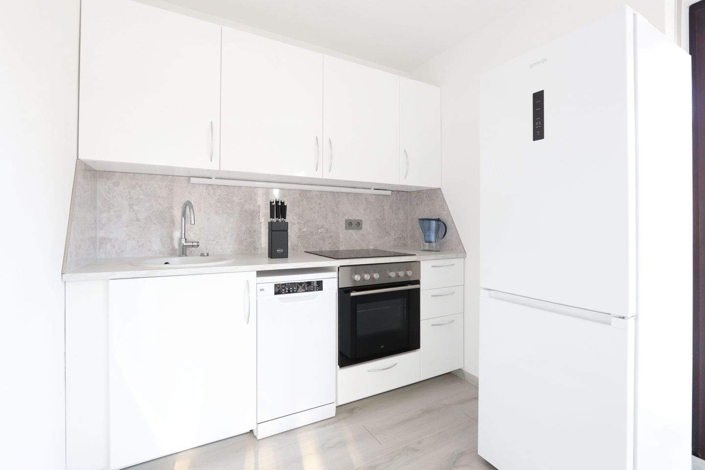 Erstbezug nach Sanierung – helle, möblierte Wohnung mit 3 Balkonen – München – Vorschaubild 6