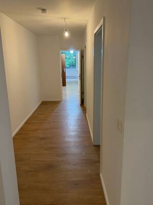 Erstbezug/ hochwertige Terrrassen-Wohnung/ 1. OG/ 4,5 Zimmer/ Balkon/ Tiefgaragenstellplatz/ parkähnliche Aussicht/ sehr gute Aufteilung/ ab sofort – 22399 Hamburg – Vorschaubild 2