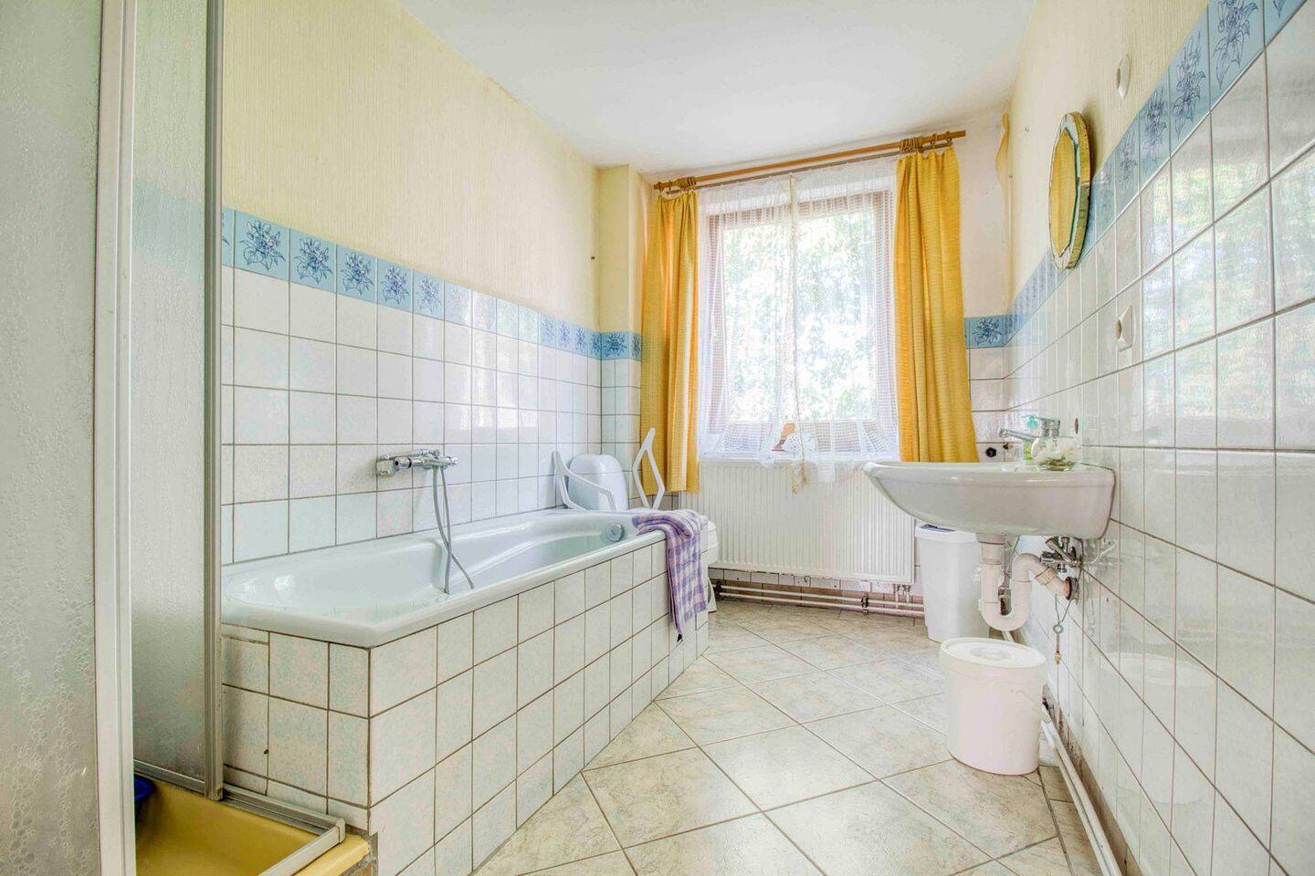 Renovierungsbedürftiges Einfamilienhaus samt Garten, 2 Garagen und 3 Freistellplätzen – Neuenkirchen – Vorschaubild 9