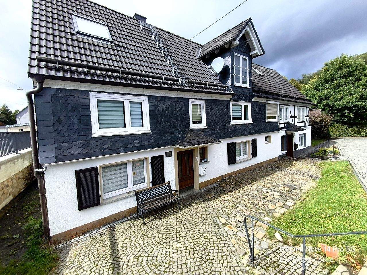 Historischer Charme trifft modernen Komfort:.Saniertes Mehrfamilienhaus mit weitläufigem Areal. – Neunkirchen – Bild 1 von 9