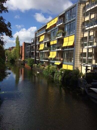 lichtdurchflutete 3 Zimmer Wohnung / Balkon/ Fahrstuhl/ Fußbodenheizung/ Tiefgaragenstellplatz / Wasserblick / teilmöbliert / ab 01.08.2026 frei