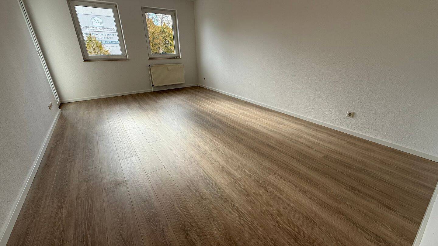 3. OG mit Lift - Süd-Balkon - NEUES Laminat - Lift + TG-Stellplatz