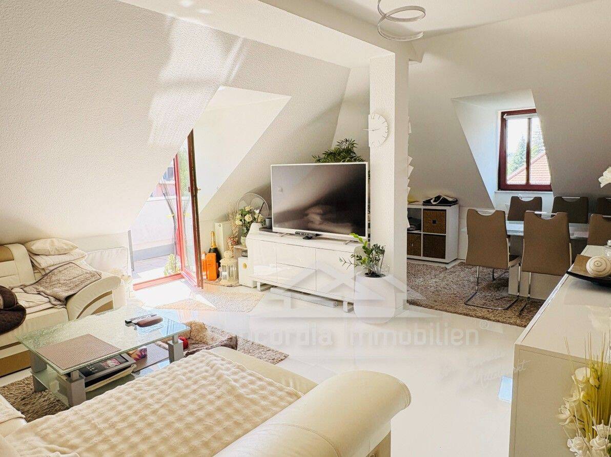 Großzügig und hell; Dachgeschosswohnung mit Weitblick und Stellplatz