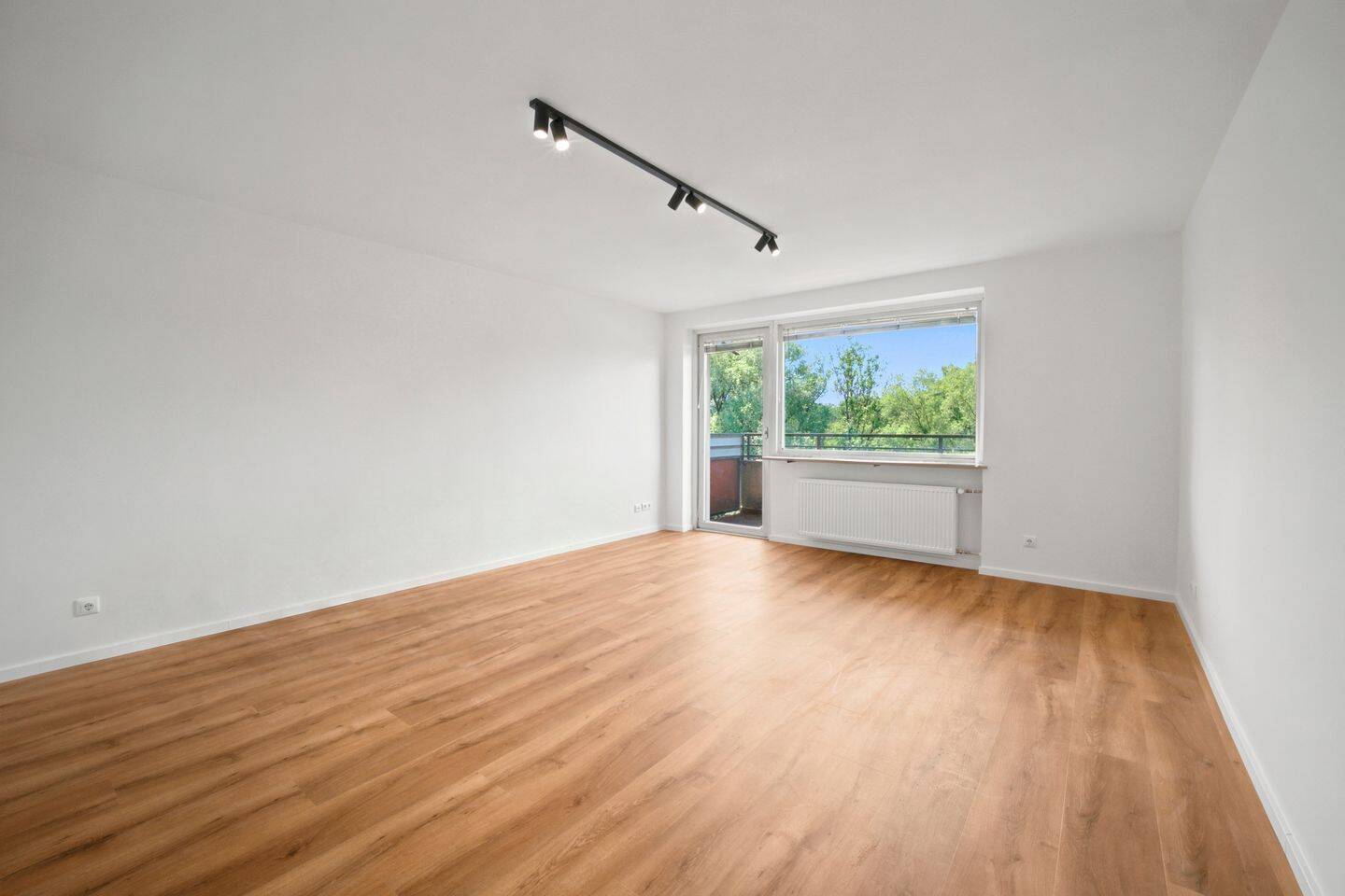 Sanierte und großzügige 2-Zi-Wohnung in naturnaher Lage mit Aufzug, Balkon und eigenem TG-Stellplatz