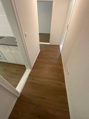 Frisch renovierte 2 Zimmer-Wohnung mit Tageslichtbad und Dusche – 23730 Neustadt in Holstein – Vorschaubild 2