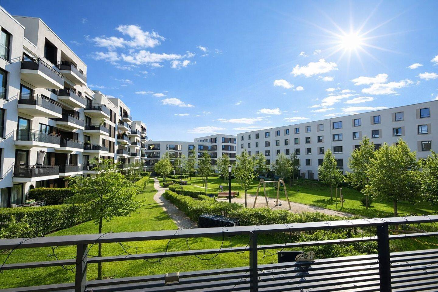Exklusive 3-Zimmer-Wohnung mit Süd/West-Balkon, EBK, 2 Bädern & Tiefgarage in München-Nymphenburg – München – Vorschaubild 2