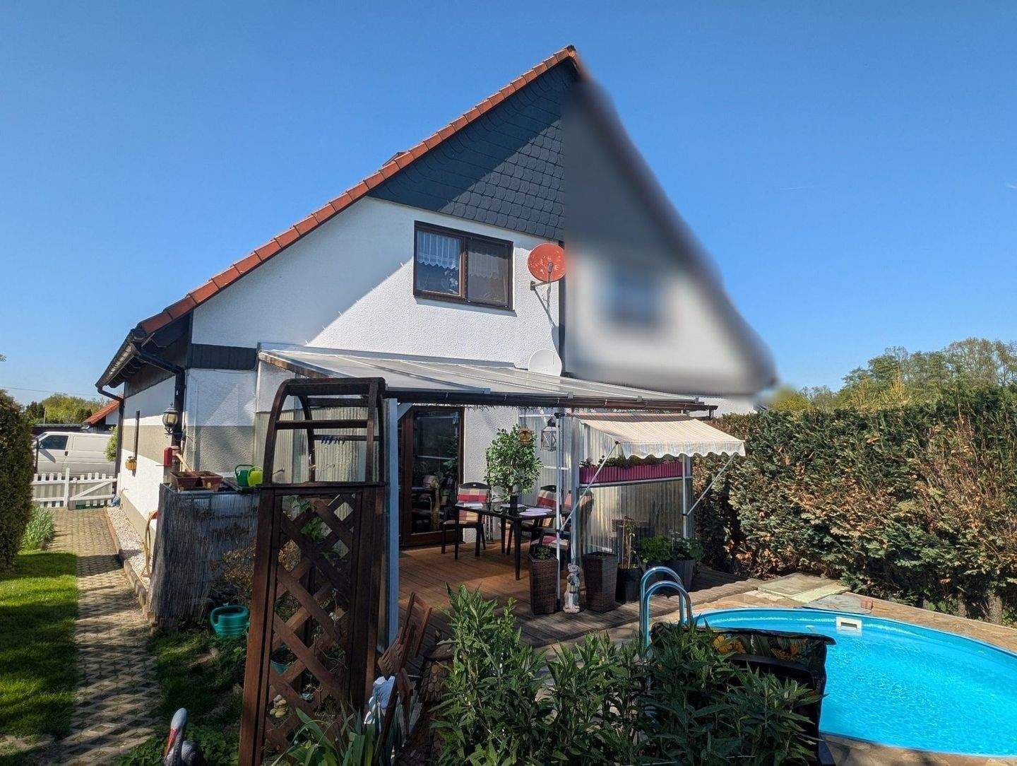 Charmante Doppelhaushälfte mit überdachter Terrasse und Pool – Bad Lausick – Bild 1 von 8