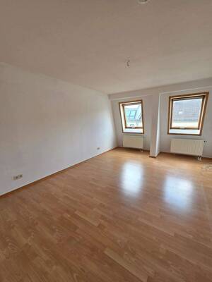 Helle Dachgeschosswohnung / 2-Raum/ Bad mit Fenster – 4155 Leipzig – Vorschaubild 1