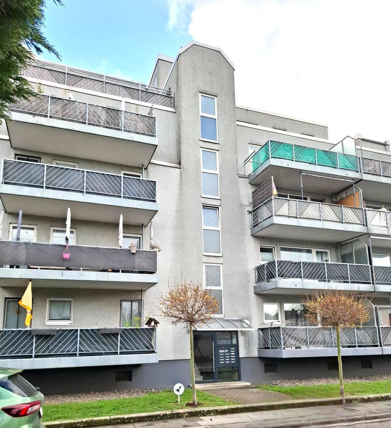 Ensen, gute Lage: Moderne 2 - Zimmerwohnung im 4. OG inkl. großem Balkon & Tiefgaragenstellplatz! – Köln – Bild 1 von 9