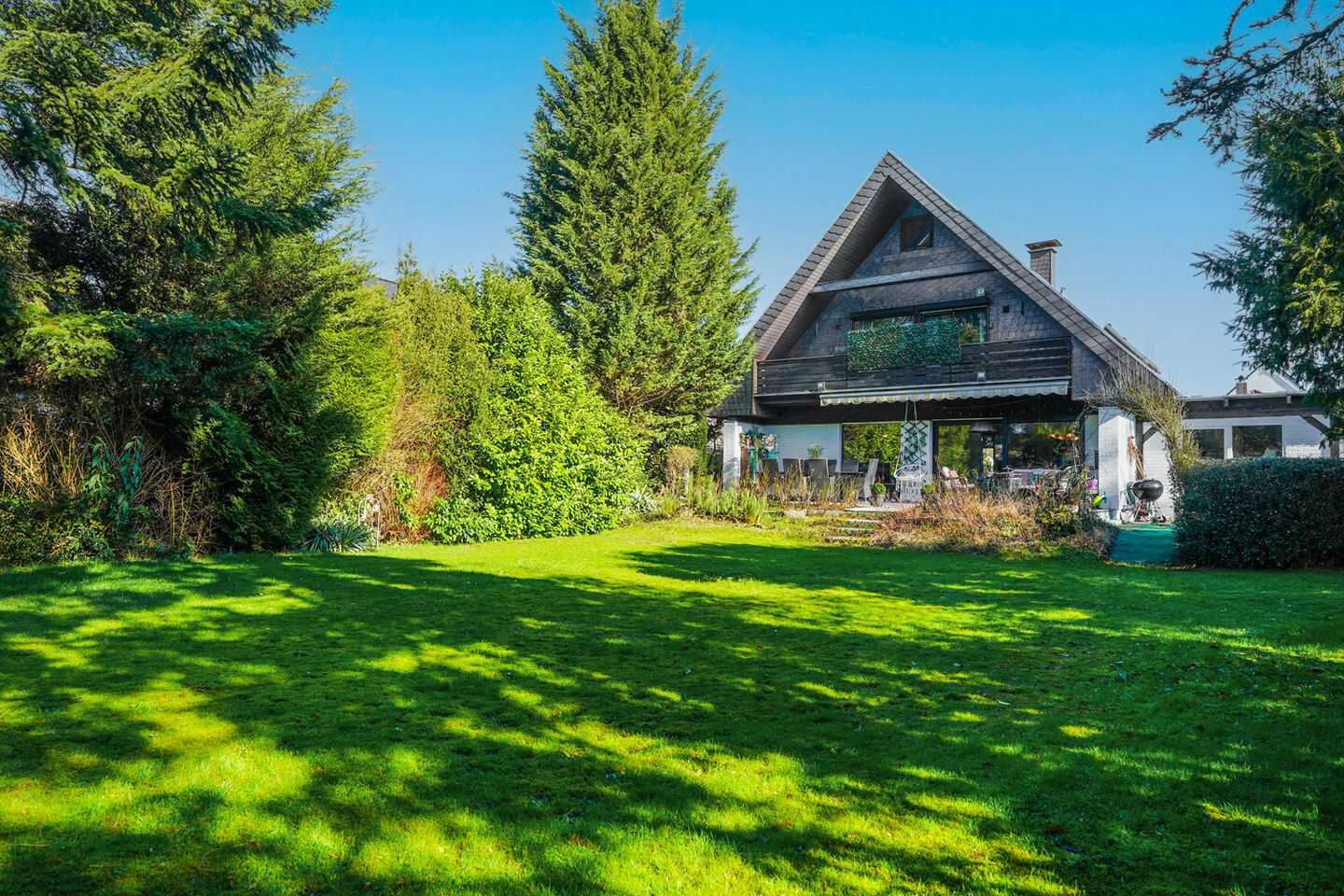 Freistehendes Einfamilienhaus mit großem Garten in Top Lage von Angermund