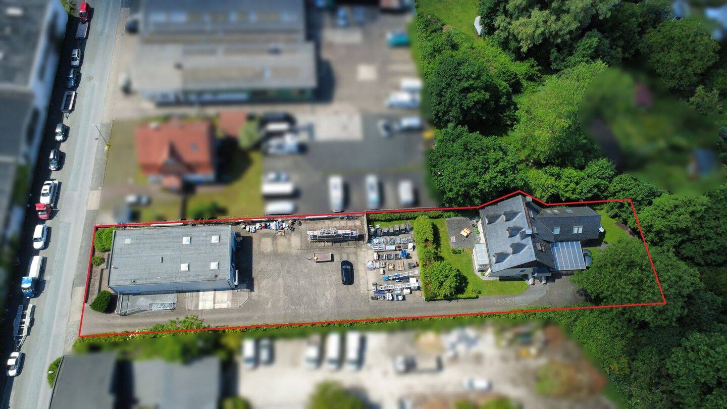 Seltenes Ensemble: Modernisiertes Wohnhaus mit Gewerbehalle! – Detmold – Vorschaubild 4