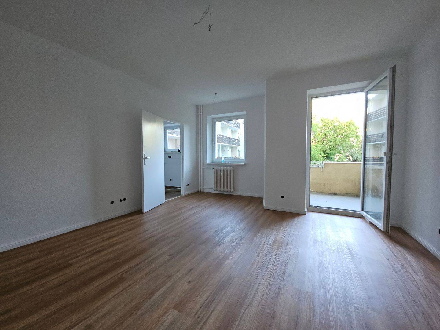 hell, ruhig und frisch saniert: hübsche 1 ZW mit Balkon und Wannenbad im schönen Mariendorf nahe Volkspark