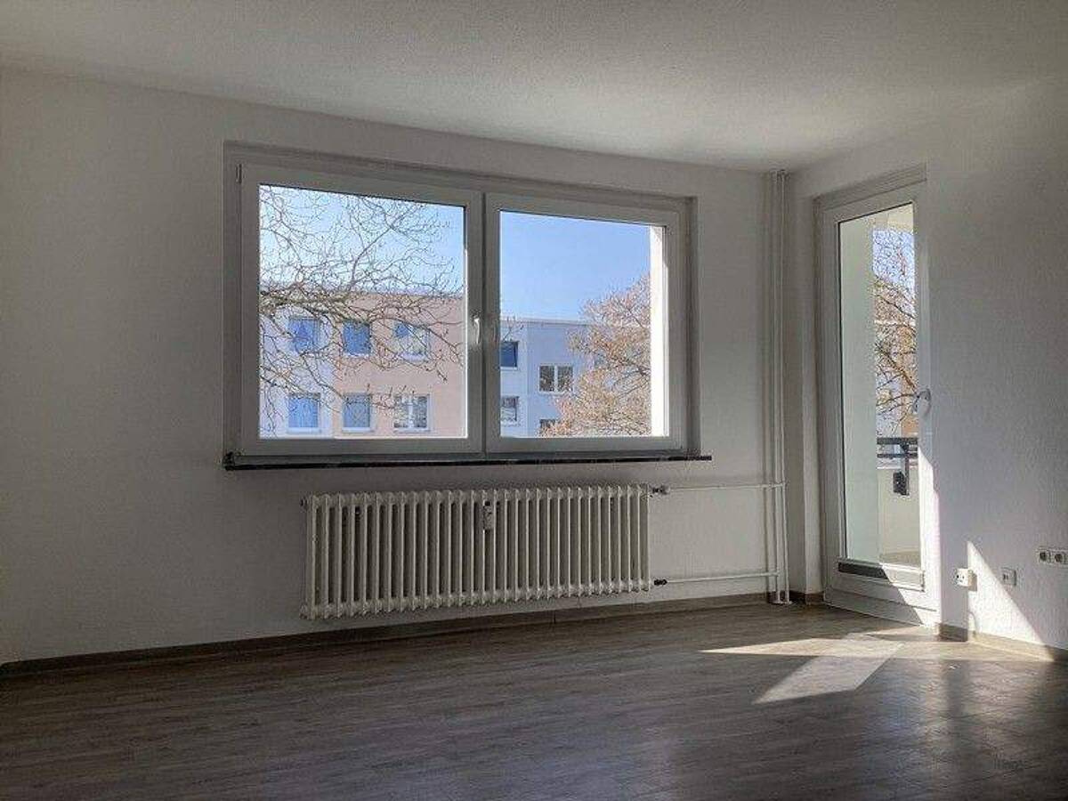 Helle 3-Zimmerwohnung mit Einbauküche und Balkon – 33609 Bielefeld – Bild 1 von 7