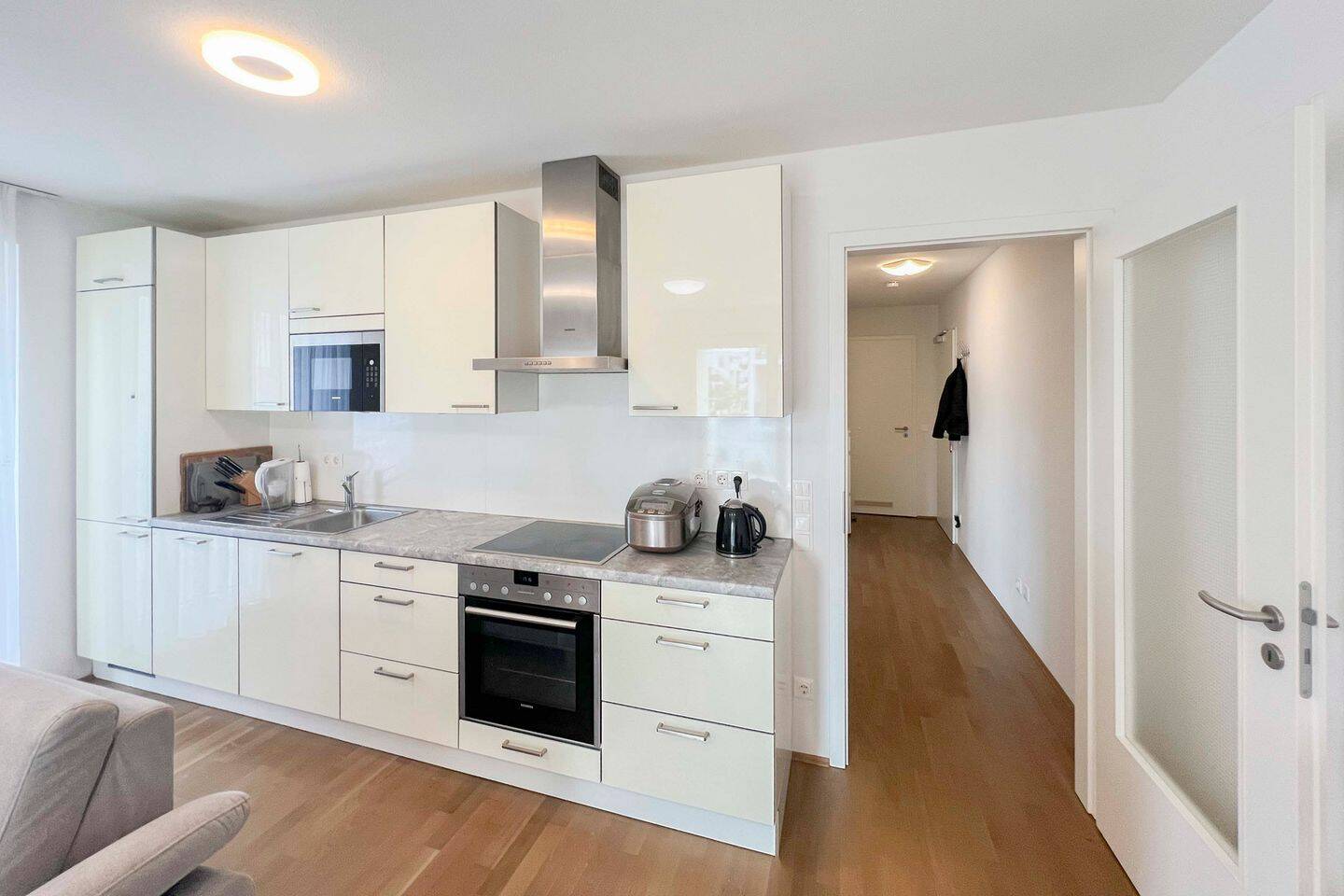 Sofort bezugsfrei: Neuwertige 2-Zimmer-Wohnung mit überdachtem Balkon inkl. Garagenstellplatz! – München – Vorschaubild 4