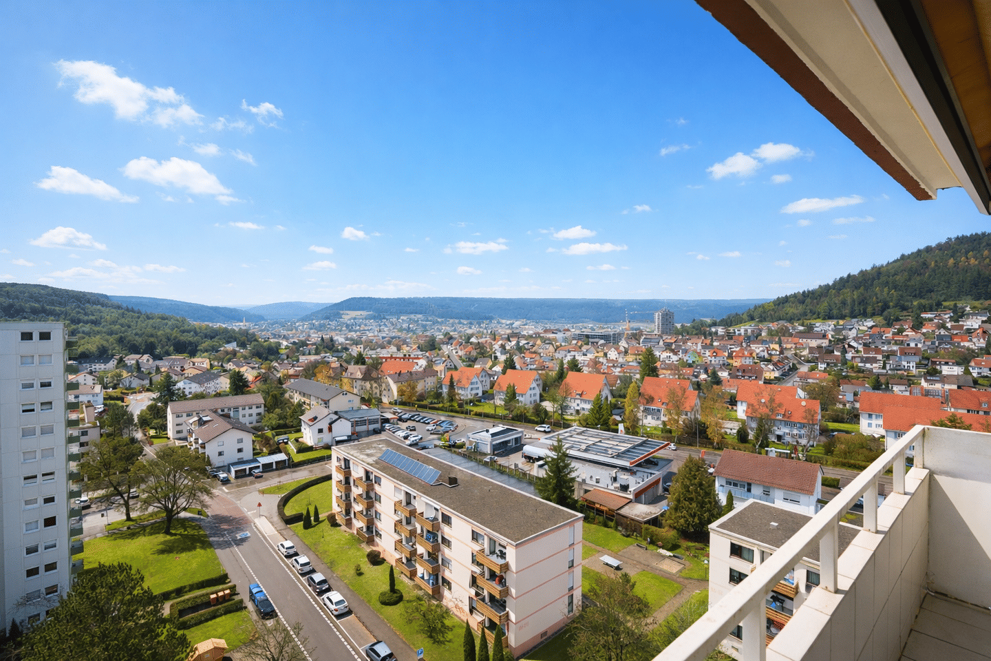 4-Zimmer-Wohnung mit Panoramablick, Balkon & Garage