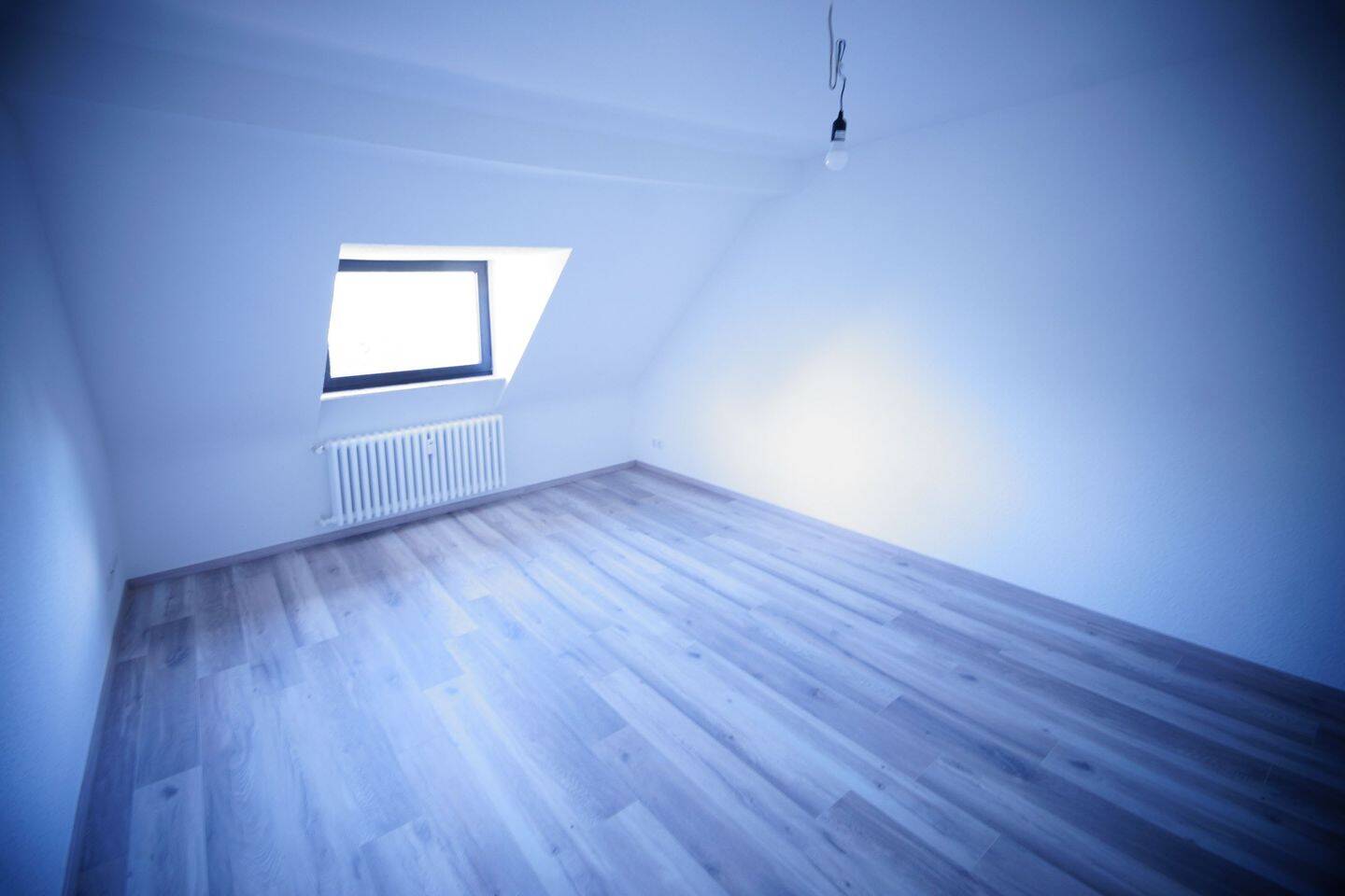 sanierte Dachgeschosswohnung mit Balkon und wohnlichem Hobbyraum in ruhiger Lage – Düsseldorf – Vorschaubild 9
