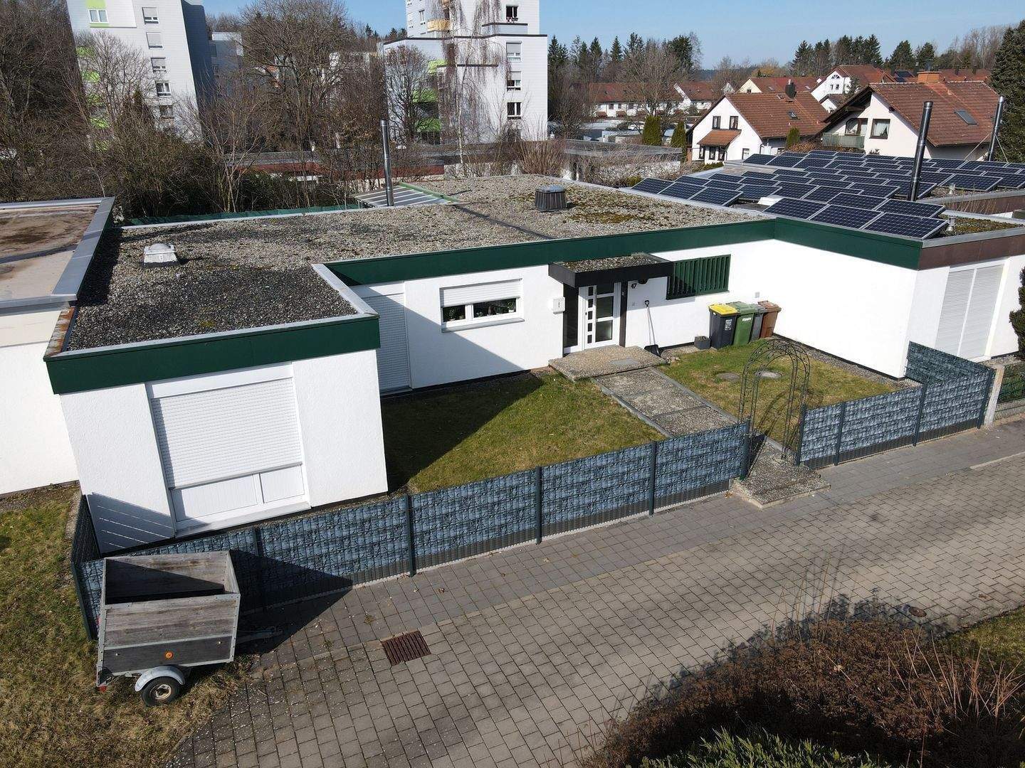 Modernisiertes Reihenbungalow in Bad Dürrheim – Wohnen auf einer Ebene mit Garten und Kamin – Bad Dürrheim – Bild 1 von 8