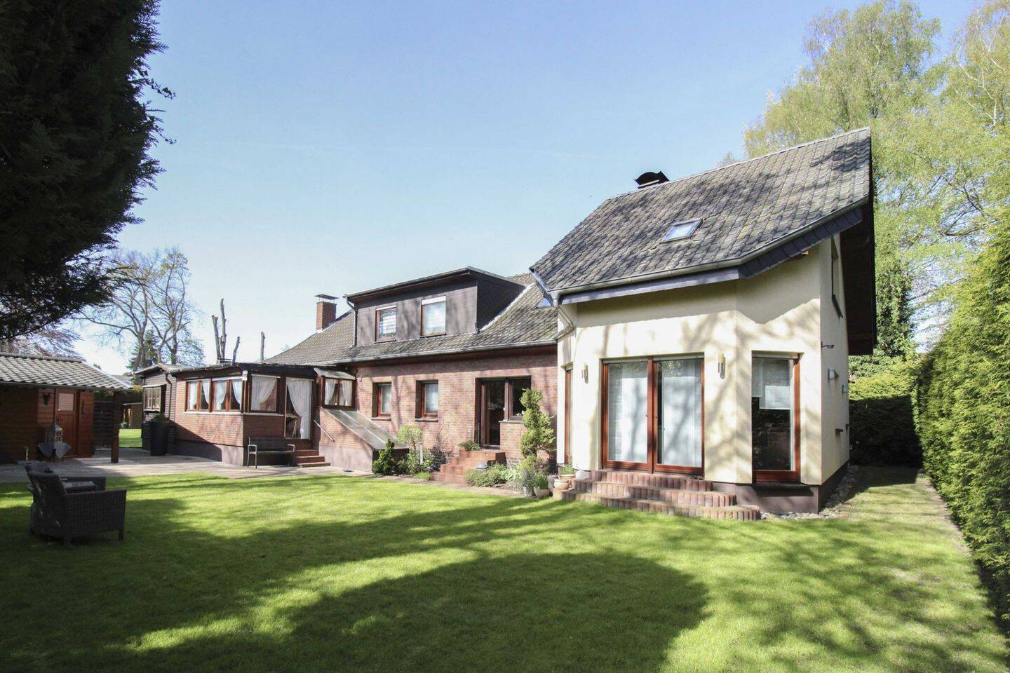 Großzügiges Zweifamilienhaus mit großem Garten für mehrere Generationen in Paderborn-Sennelager – Paderborn – Bild 1 von 9
