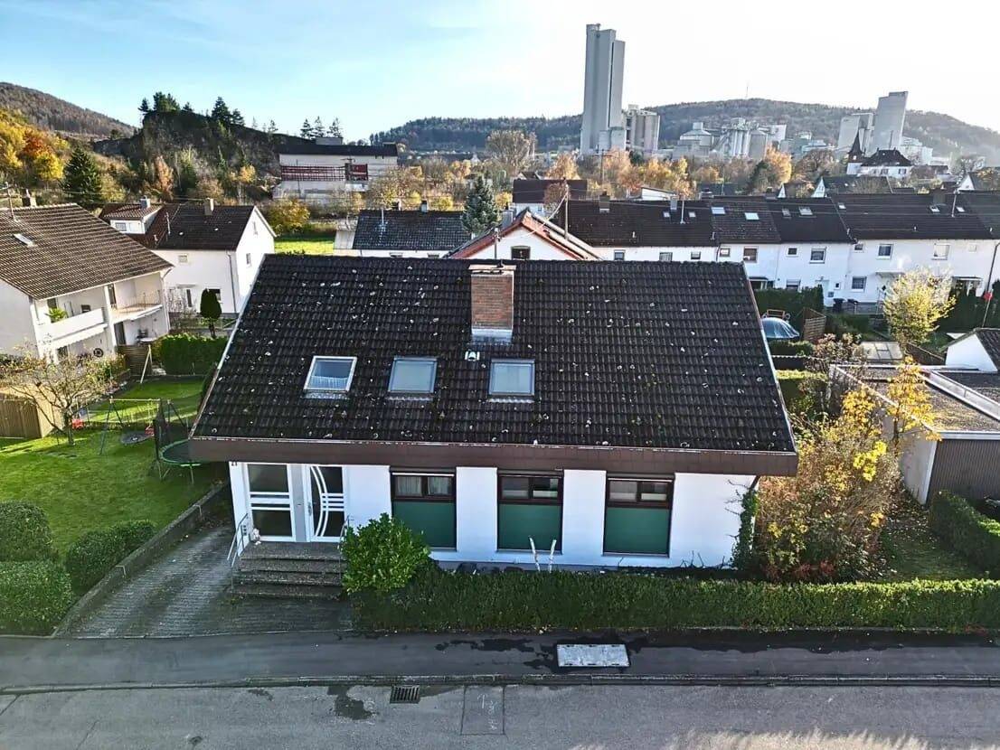 Kapitalanlage mit Zukunft! Einfamilienhaus mit 3 vermieteten Wohneinheiten! – Schelklingen – Vorschaubild 2