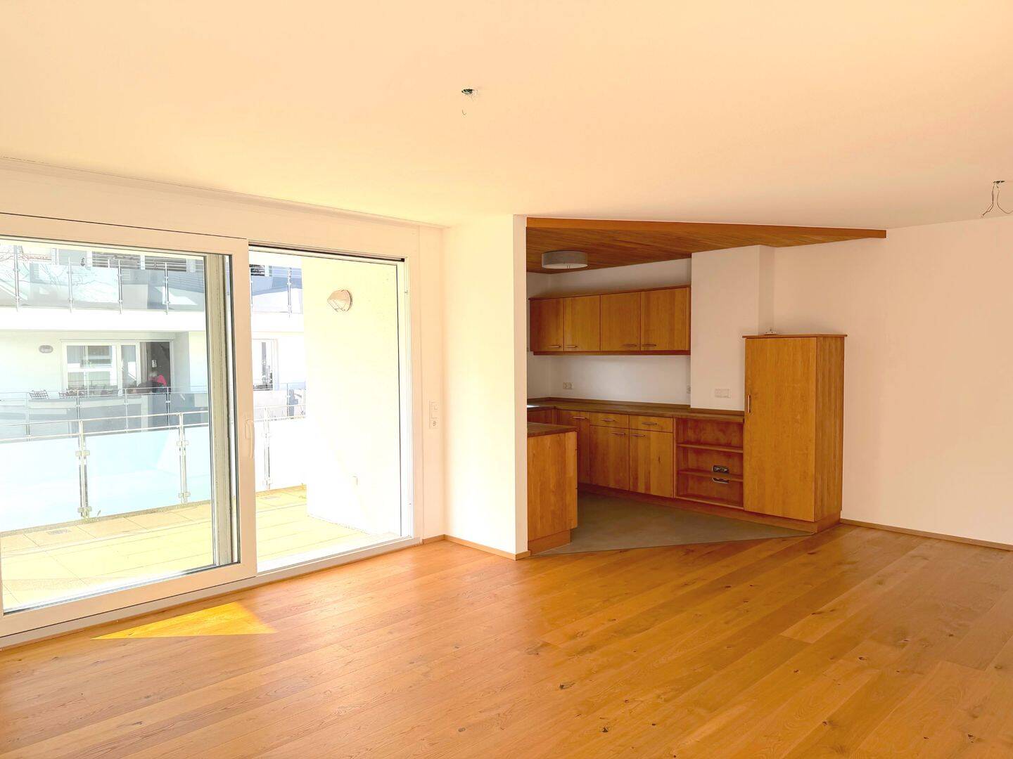 Neuwertige 4-Zimmer Wohnung mit EBK + TG-Stpl. im Freiburger Osten – Freiburg im Breisgau – Vorschaubild 2
