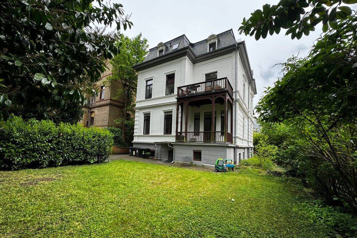 *STYLISH ANTIQUE 2-STORY APARMTENT* approx. 248m², 8-room, 5-bed, 2.25-bath, 2-balconies, 1-carport