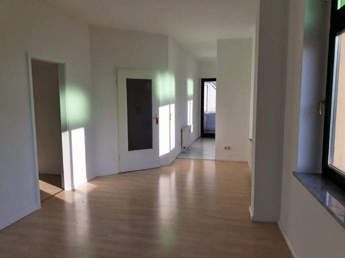 2-Raum-Wohnung mit Balkon, Dusche, Küche mit Fenster