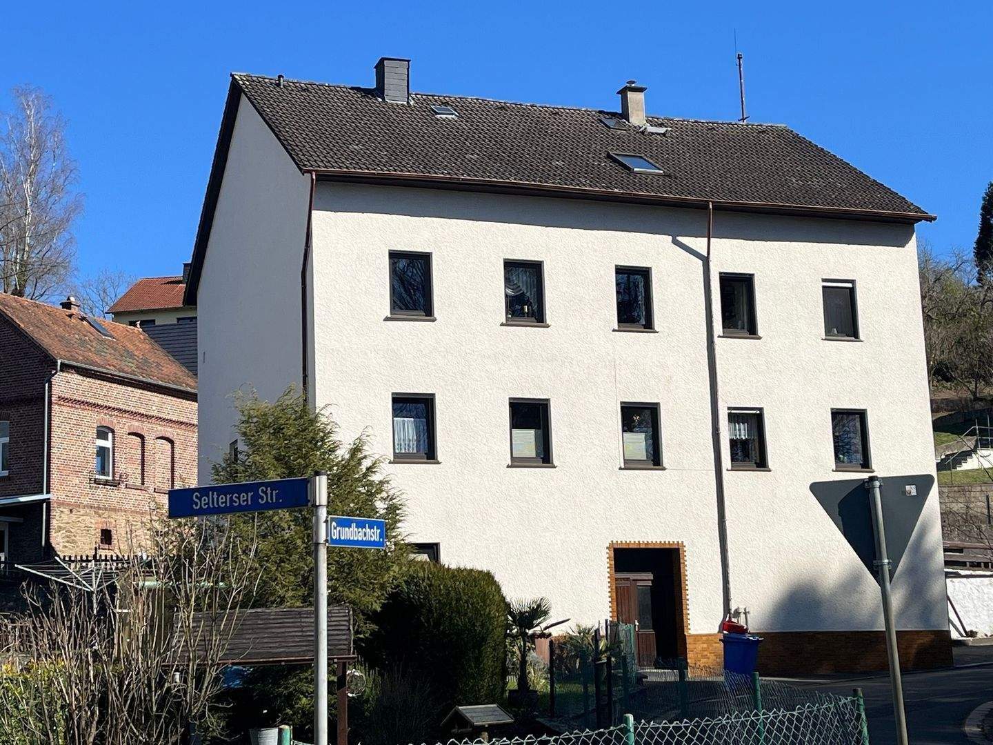 Gepflegte Doppelhaushälfte mit zwei Wohnungen und schönem Gartengrundstück in Weilburg - Ahausen – Weilburg – Bild 1 von 9