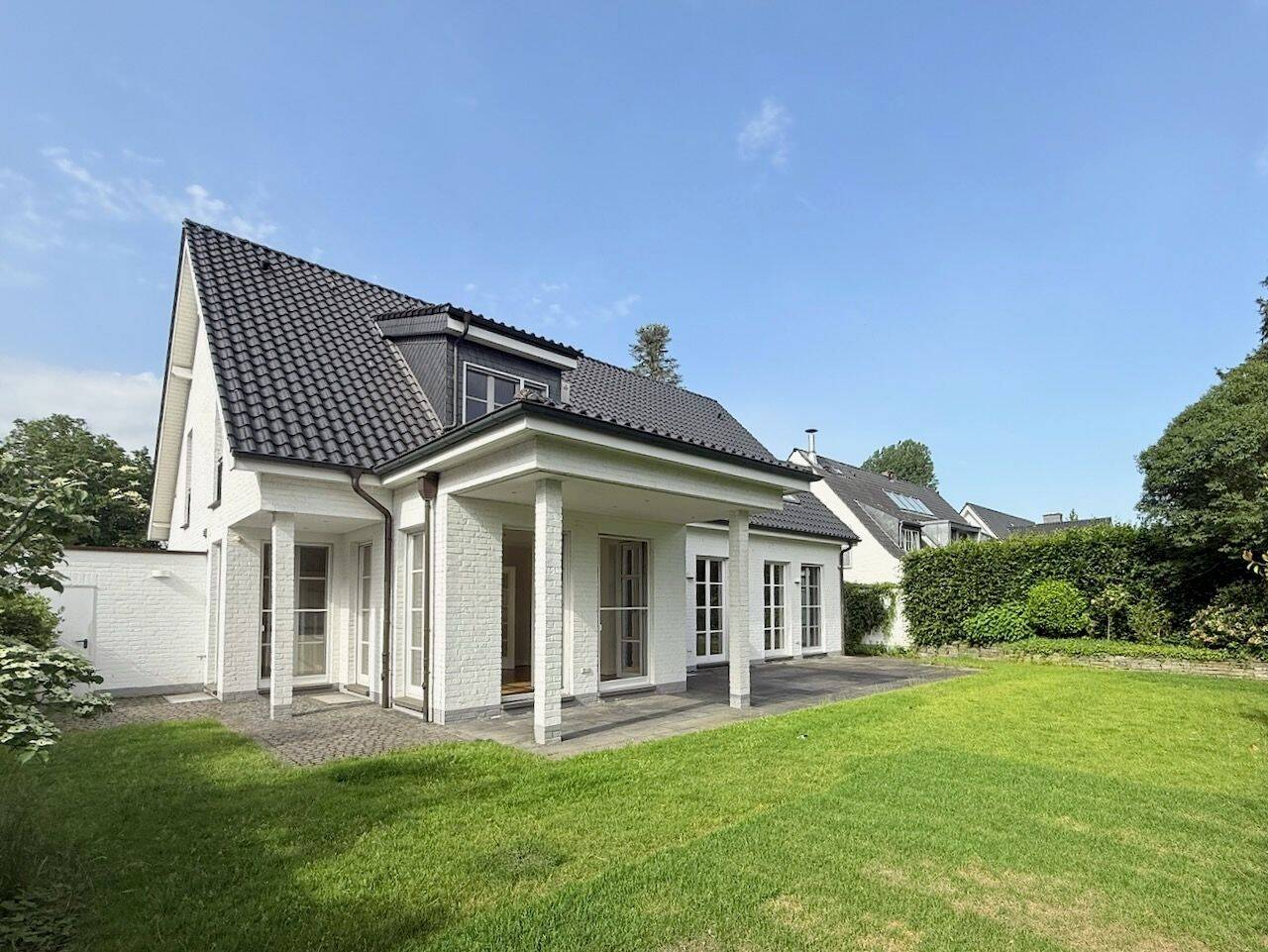 Weiße Siedlung - Großzügige und renovierte Familien-Villa mit Garten und zwei Garagen