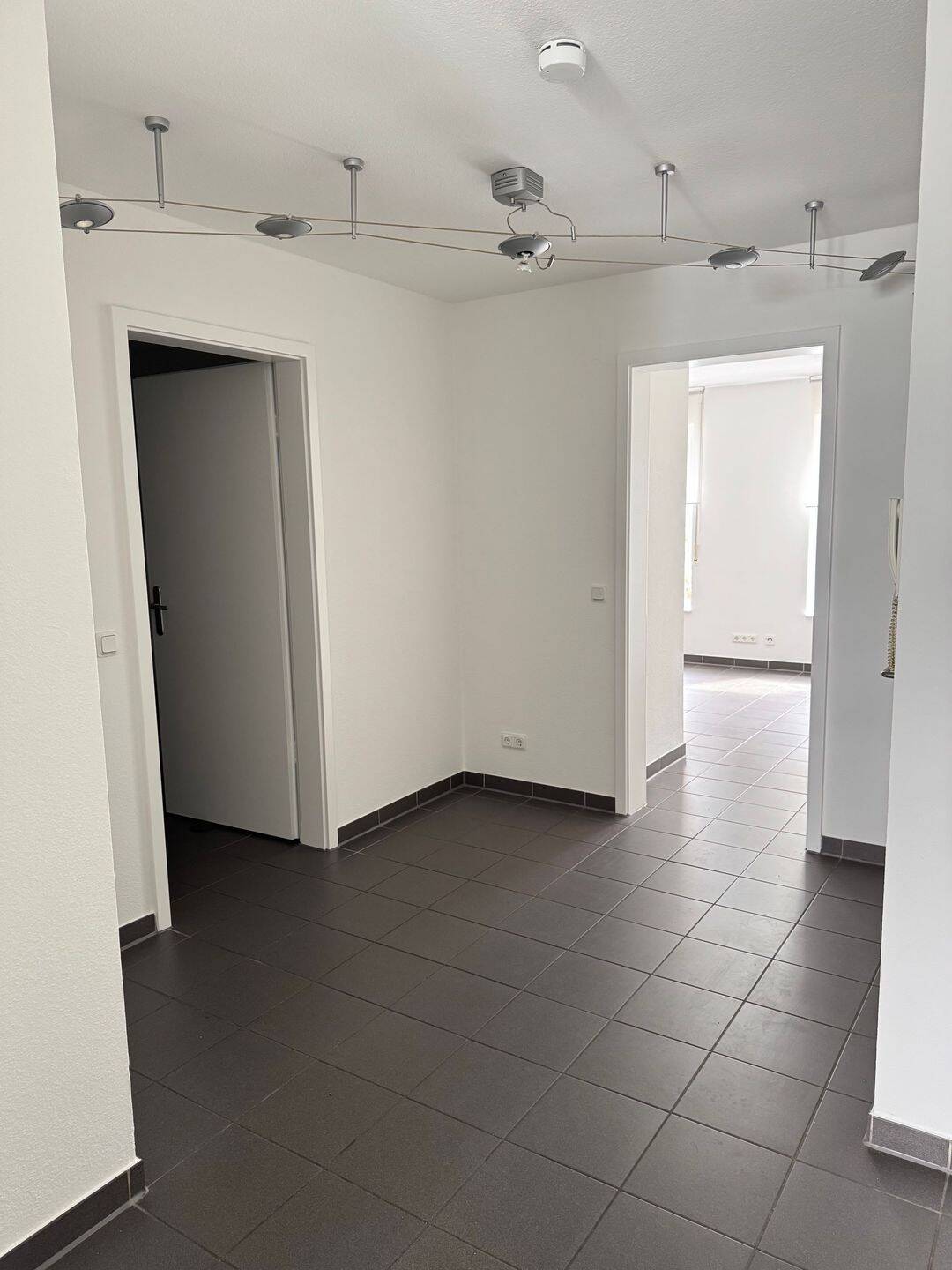 1 OG. Super Lage! Bad Wilhelmshöhe. Zwischen Bergpark und ICE-Bahnhof. Tiefgarage. Hinterhausbebauung. – Kassel – Vorschaubild 7