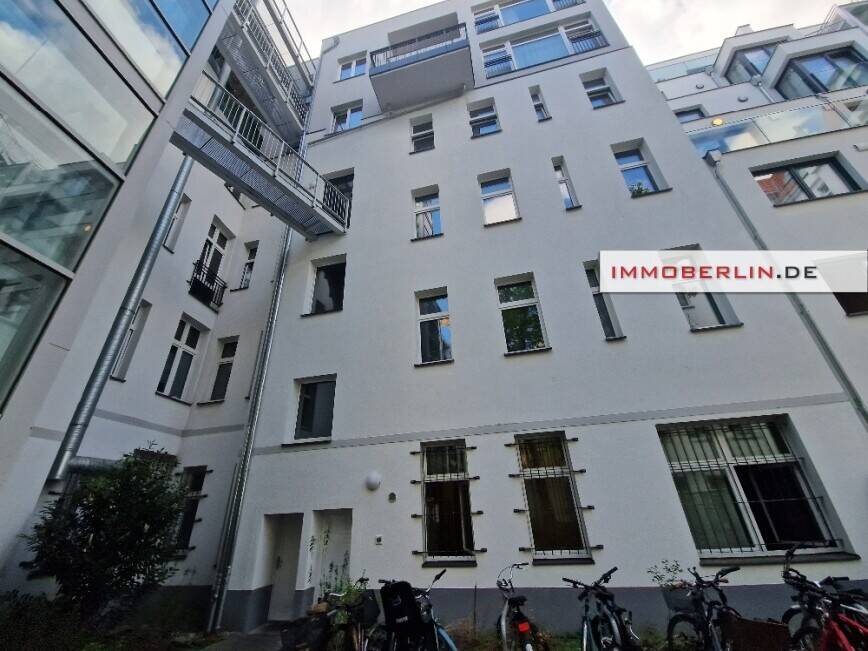 IMMOBERLIN.DE - Ersteinzug nach Sanierung: Sehr charmante Altbauwohnung mit Südbalkon & Lift – Berlin – Vorschaubild 3