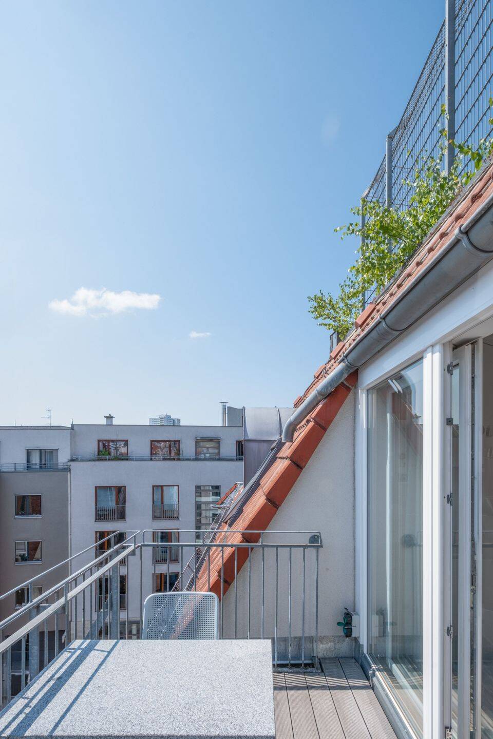 Top-Lage im Scheunenviertel: Helle Dachgeschosswohnung mit Blick auf den Fernsehturm – Berlin – Vorschaubild 3