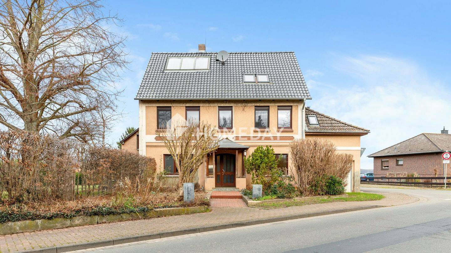 Modernisiertes EFH mit großzügigem Grundstück, Nebenhaus und Garage in Esbeck – Elze – Bild 1 von 9