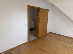 3 Zimmer Dachgeschosswohnung mit Sonnenterrasse und Balkon – 85757 Karlsfeld – Vorschaubild 5