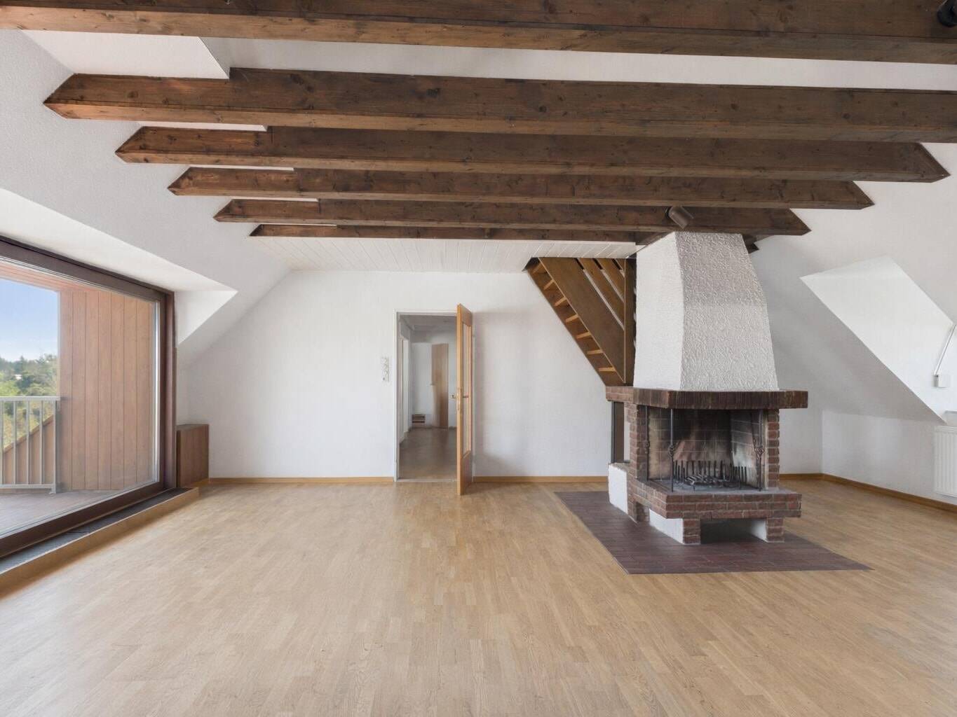 Dachgeschosswohnung mit Kamin und außergewöhnlichem Gestaltungspotenzial – München – Vorschaubild 3