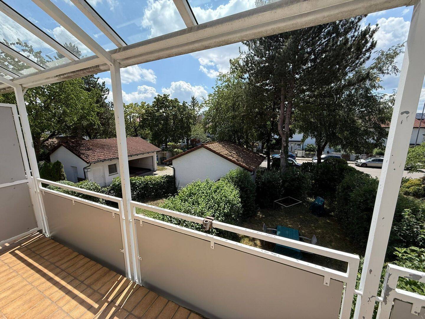 Frisch renovierte 2-Zimmer-Wohnung mit Balkon // Hochwertige neue Einbauküche inkl. Geräten // Modernisierte Böden // München-Kirchtrudering