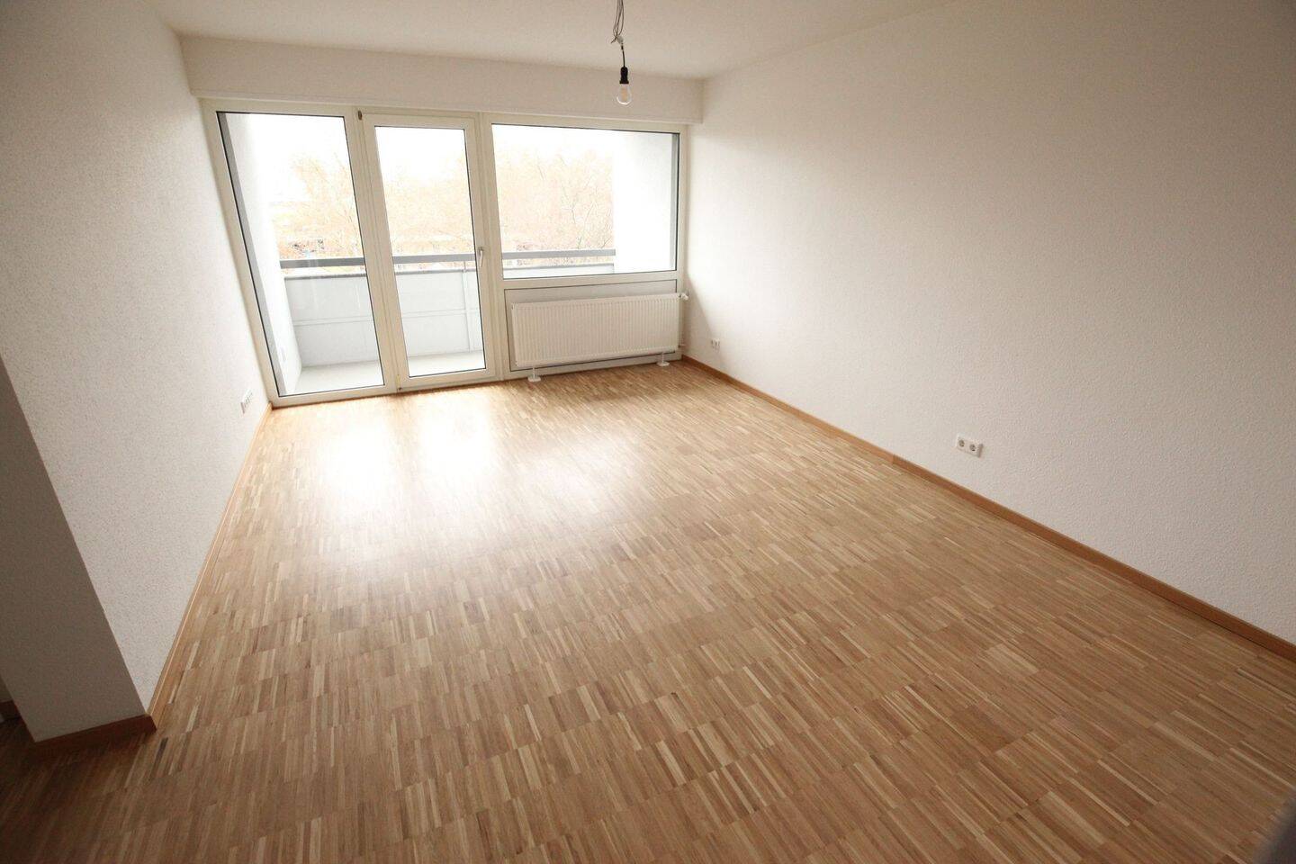 NEU RENOVIERT: 2,5-Zimmer-Wohnung mit großem Balkon