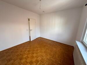 Helle 4,5-Zimmer-Wohnung mit Parkett und Küche auf 89 m² im 1. Stock in Frankfurt – 60599 Frankfurt am Main – Vorschaubild 3