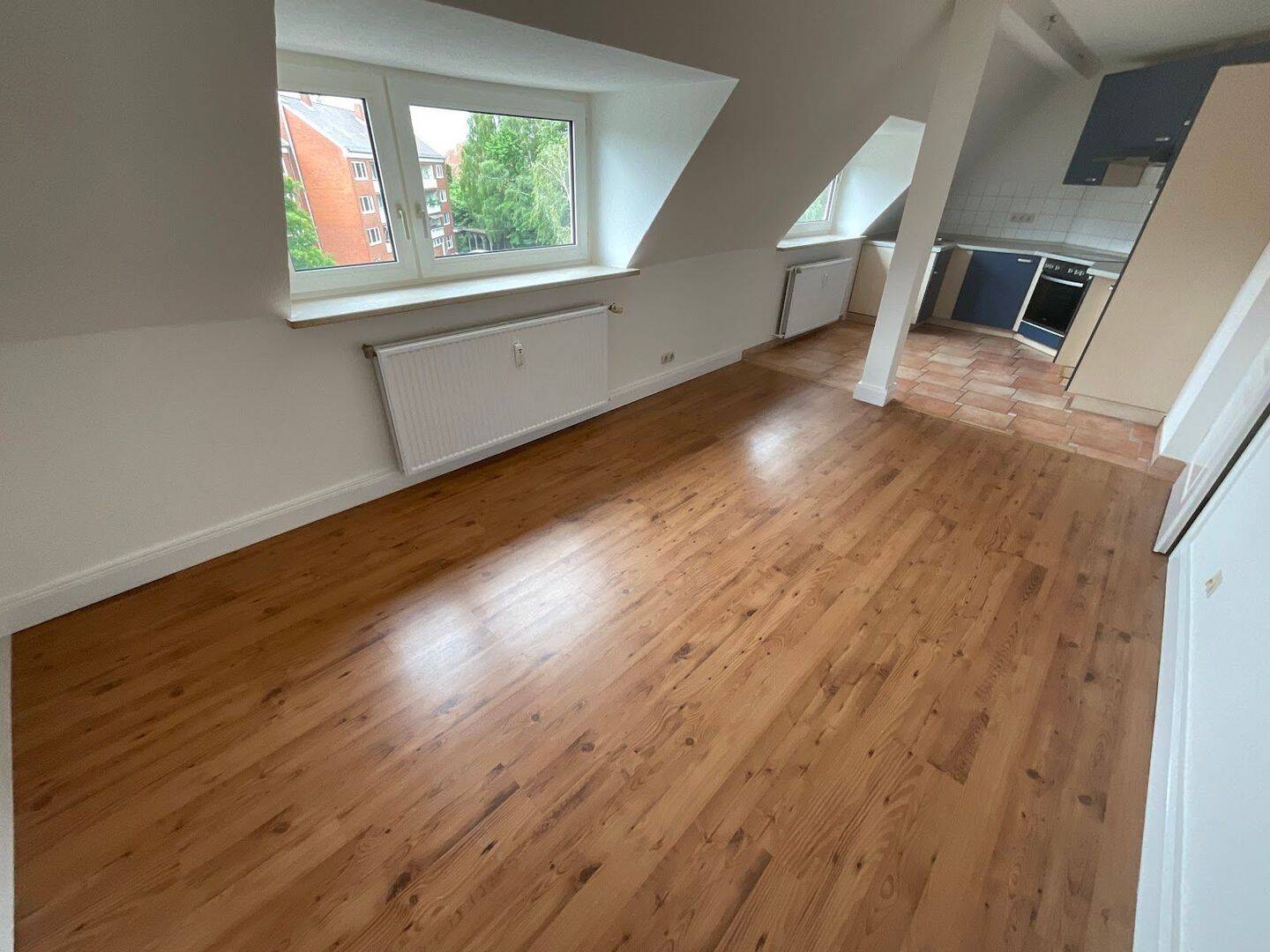 2 Zimmer-Dachgeschosswohnung mit geräumiger Wohnküche – Lübeck – Vorschaubild 2