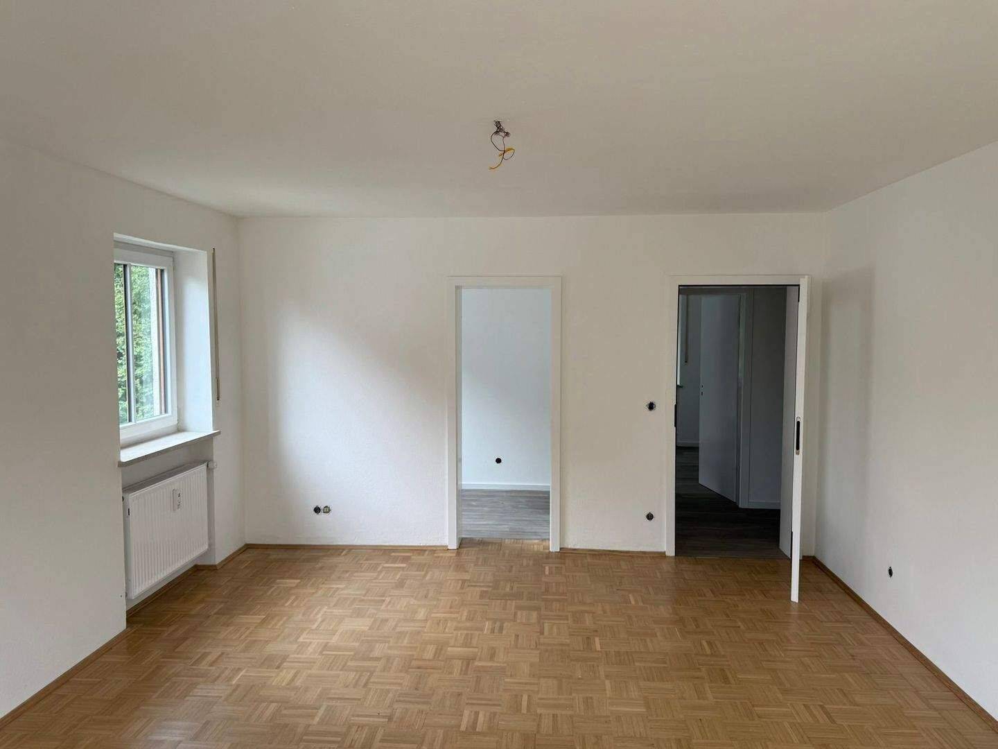 Frisch renovierte 2-Zimmer-Wohnung mit Balkon // Hochwertige neue Einbauküche inkl. Geräten // Modernisierte Böden // München-Kirchtrudering – München – Vorschaubild 6