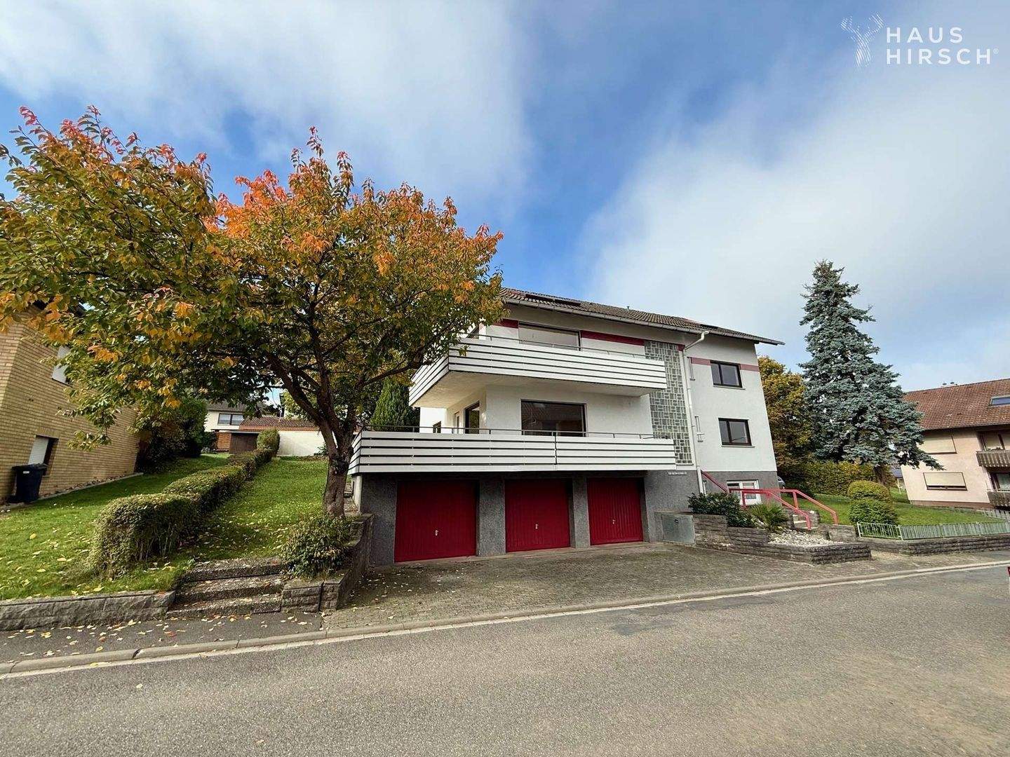 Viel Platz! Viele Optionen! Dreifamilienhaus mit ELW und 5 Garagen – Boxberg – Bild 1 von 9