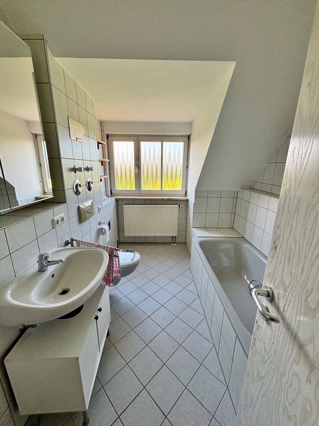 Lichtdurchflutete 2-Zimmer-Maisonettewohnung mit ausgebautem Spitzboden und Südbalkon in Erlangen-Büchenbach – Erlangen – Vorschaubild 6