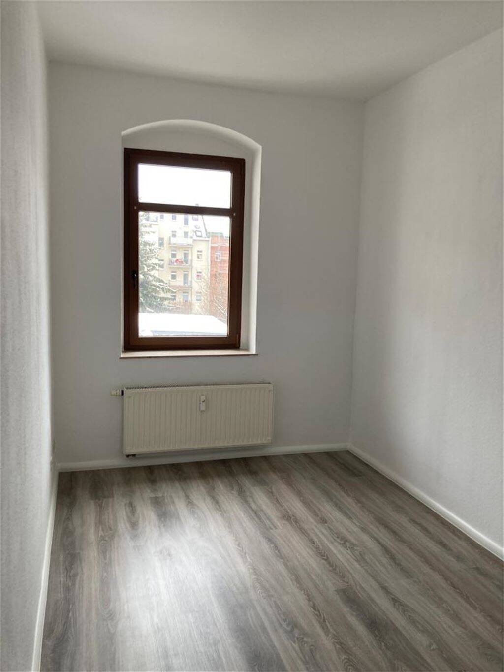 Gemütliche 3-Zimmer mit Laminat, Balkon und Wannenbad in zentraler Lage! – Chemnitz – Vorschaubild 4