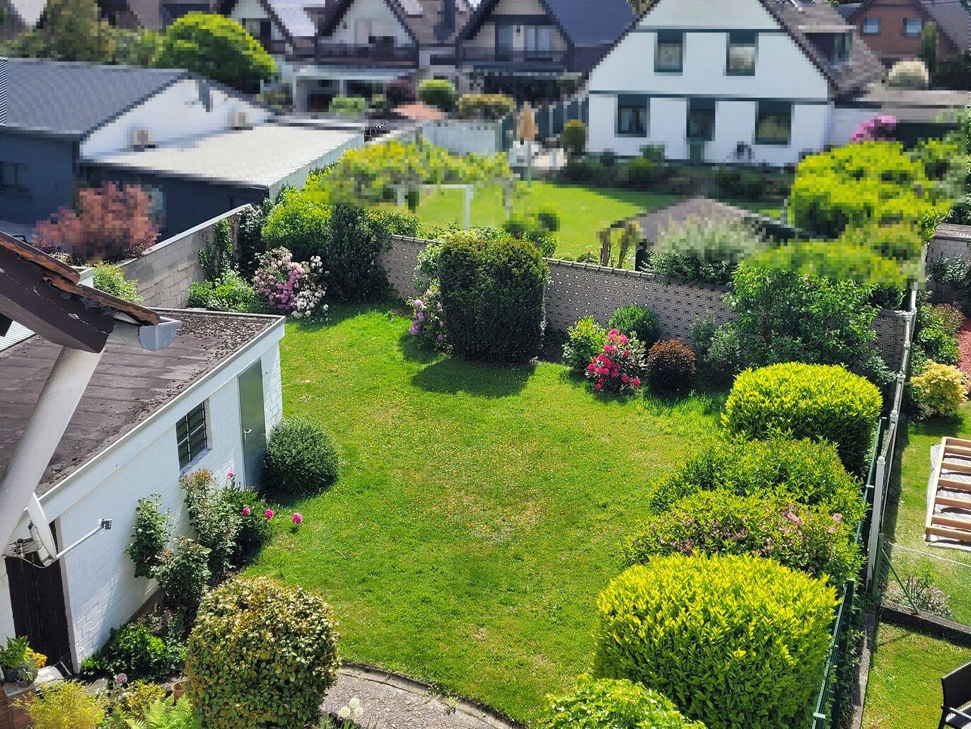MANNELLA *Zentrale Lage mit Gartennutzung & Garage* Sonnige Dachgeschosswohnung in Troisdorf – Troisdorf – Vorschaubild 4